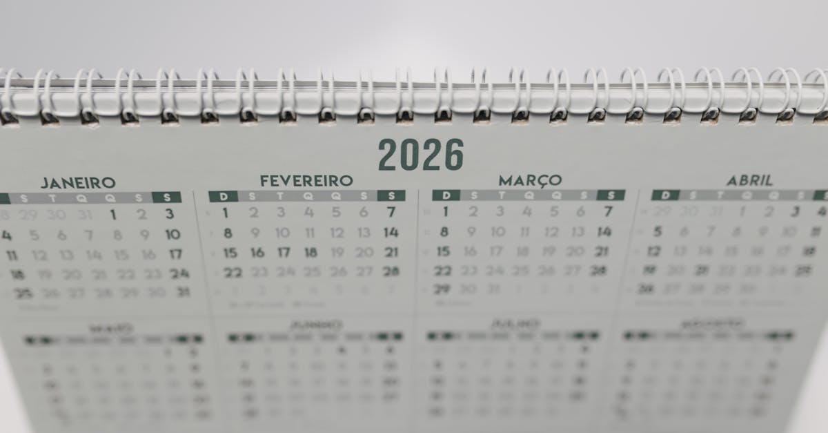 Close-up of a 2026 spiral-bound desk calendar with months in Portuguese.